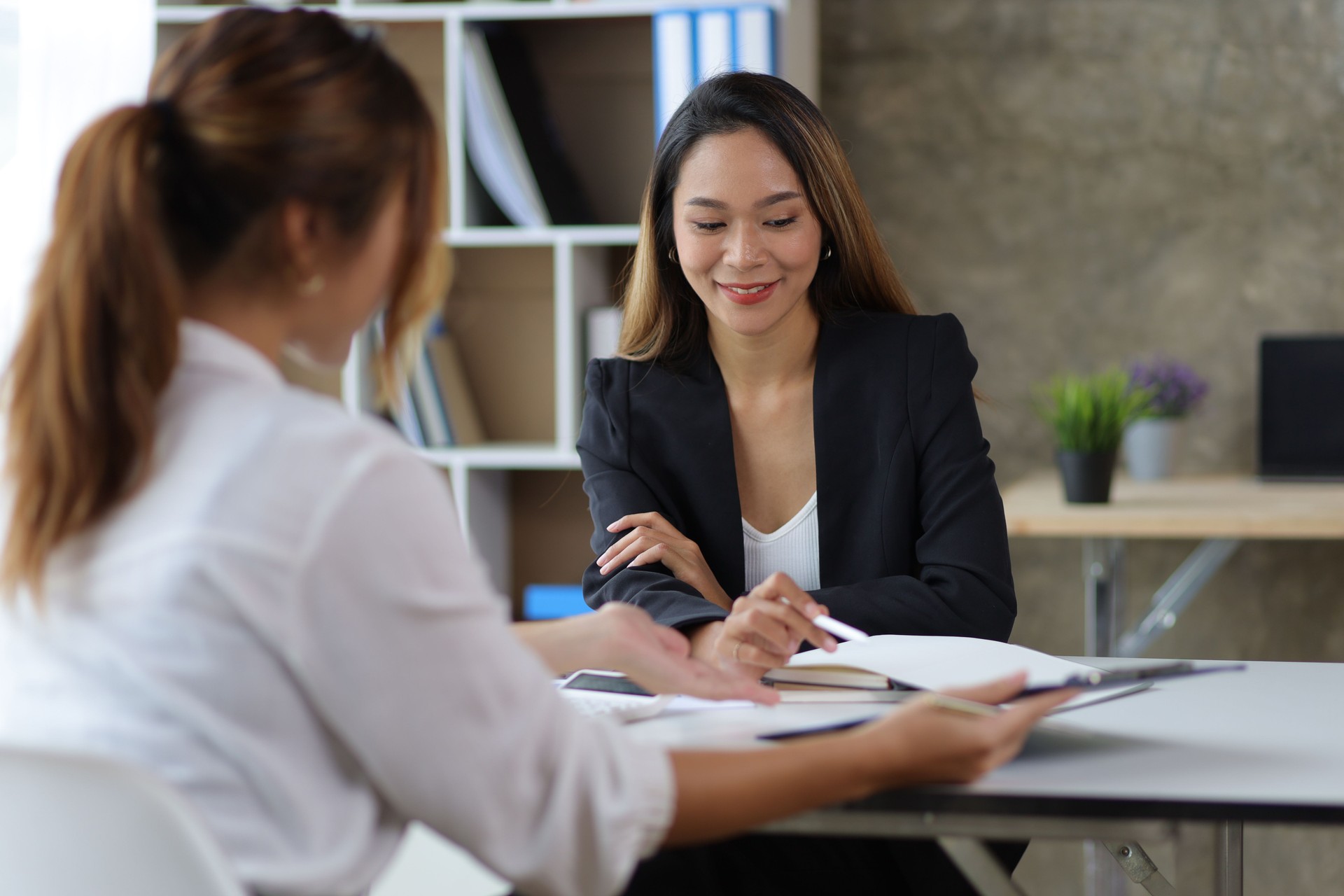 Gerente no escritório discutindo e entrevistando candidato a emprego para novos funcionários. Empresárias e colegas discutindo e discutindo trabalhos em projetos de negócios juntos.