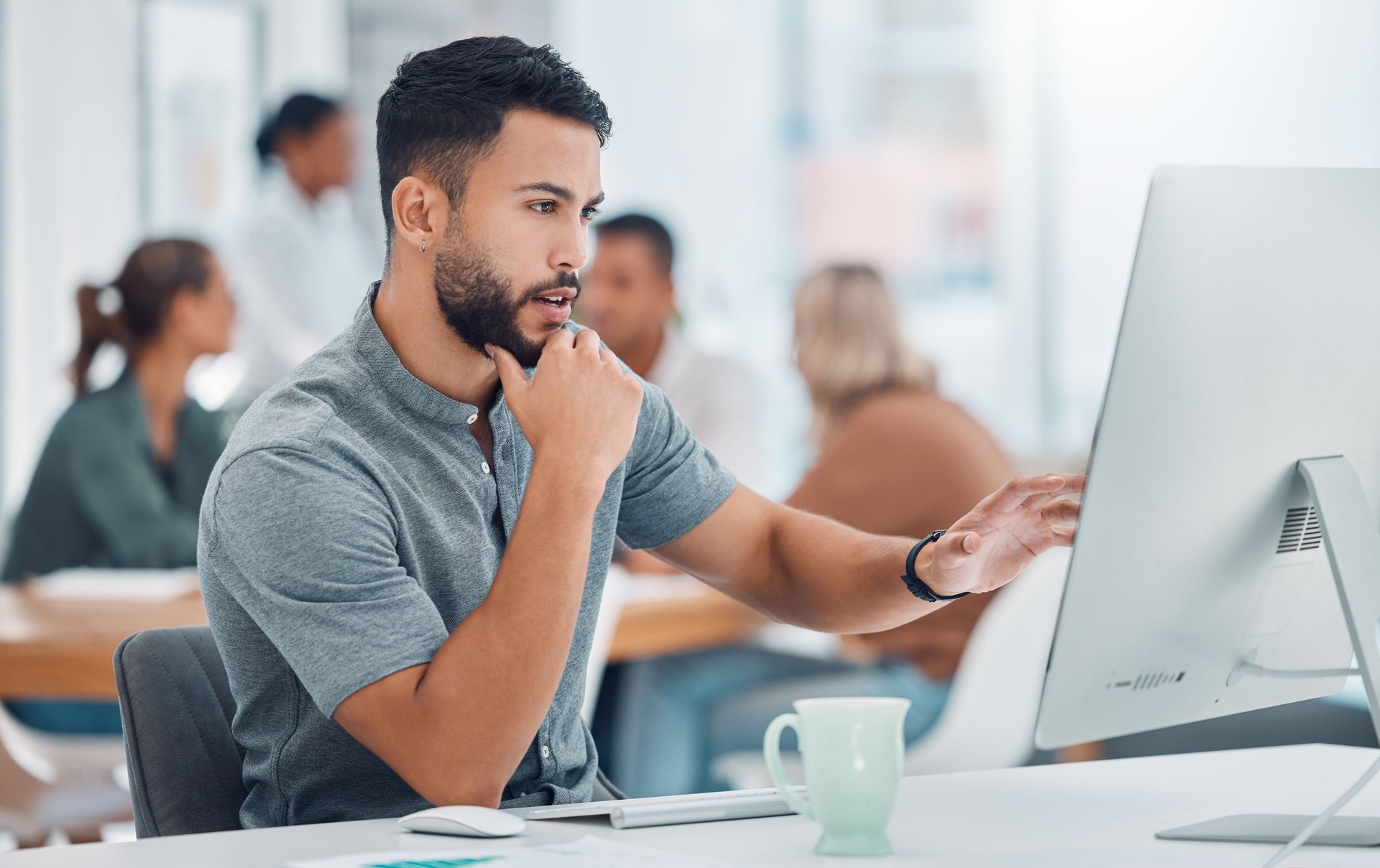 Startup, escritório e homem na mesa com computador trabalhando em projeto criativo para negócios de marketing ou publicidade. Empresário, designer gráfico ou desenvolvedor de software trabalhando em transformação digital.
